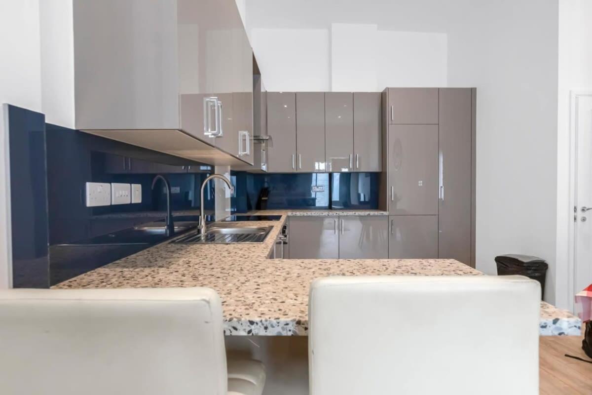 Lovely 1 Bedroom Apartment In Central Вокінг Екстер'єр фото