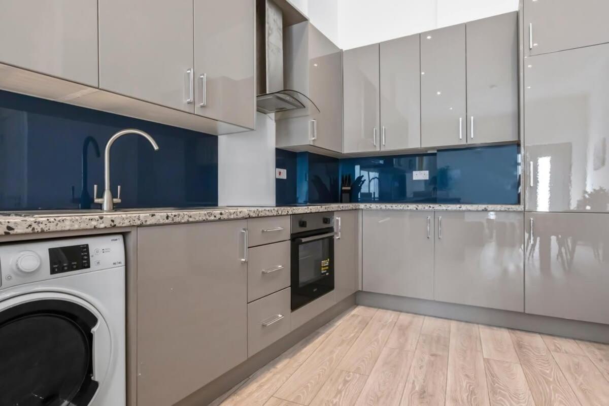Lovely 1 Bedroom Apartment In Central Вокінг Екстер'єр фото