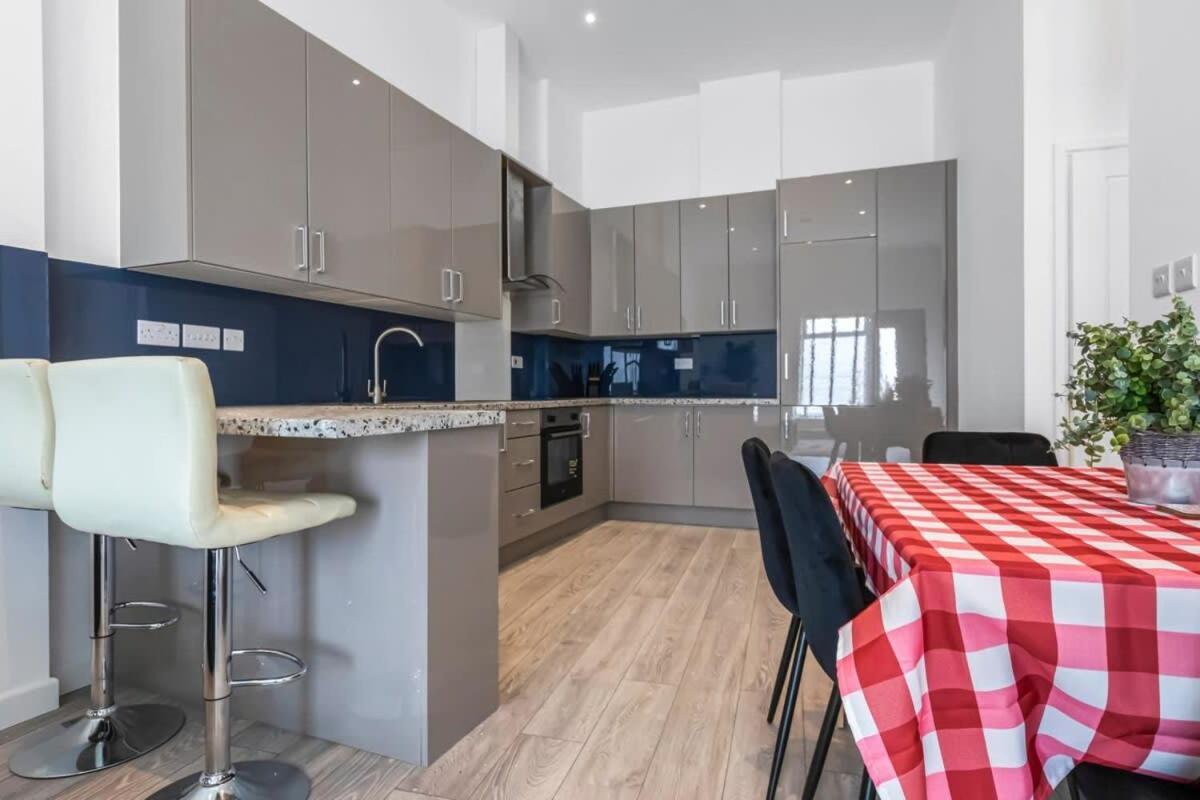 Lovely 1 Bedroom Apartment In Central Вокінг Екстер'єр фото