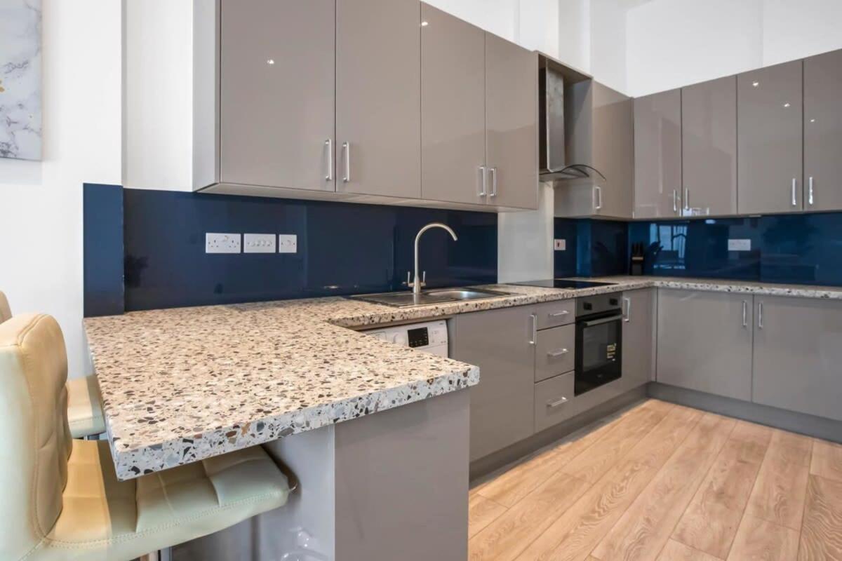 Lovely 1 Bedroom Apartment In Central Вокінг Екстер'єр фото