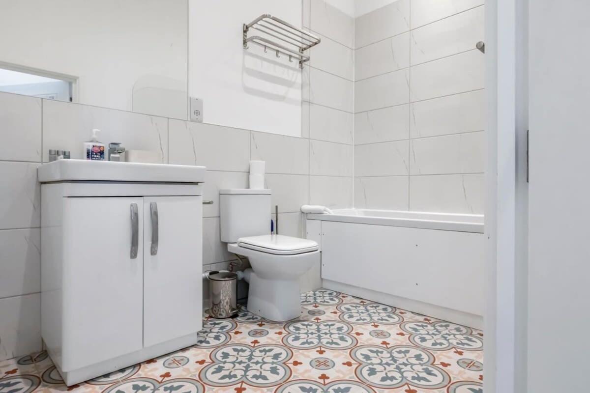 Lovely 1 Bedroom Apartment In Central Вокінг Екстер'єр фото