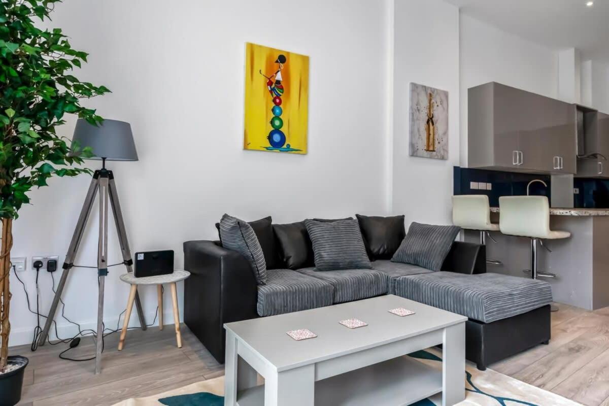 Lovely 1 Bedroom Apartment In Central Вокінг Екстер'єр фото