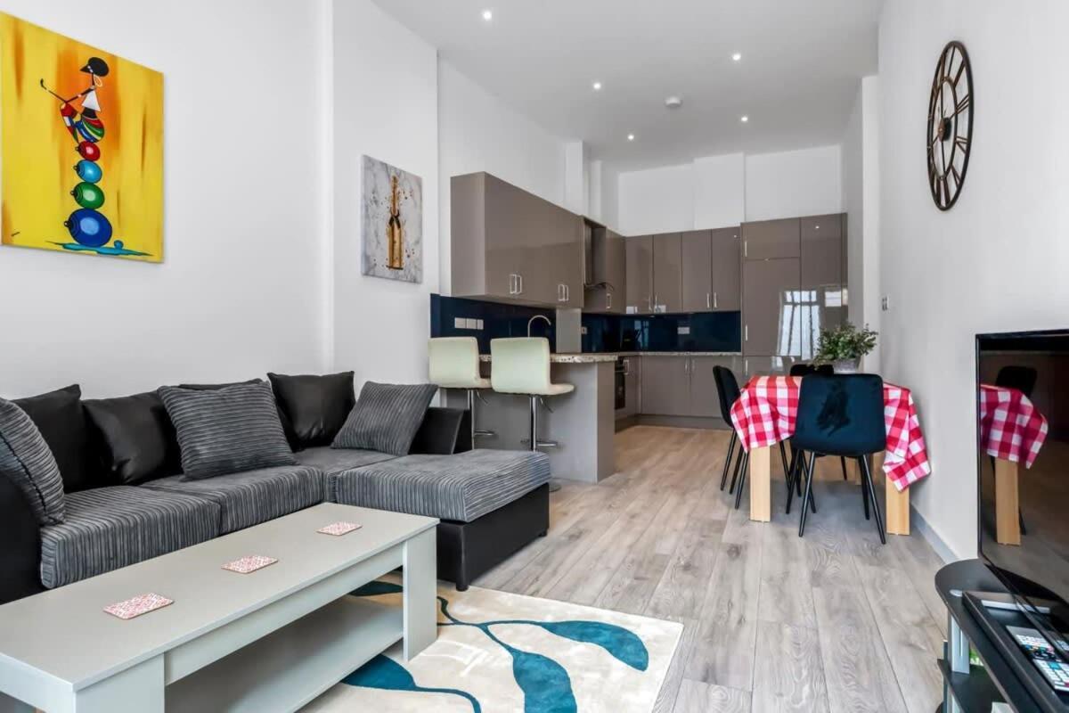 Lovely 1 Bedroom Apartment In Central Вокінг Екстер'єр фото